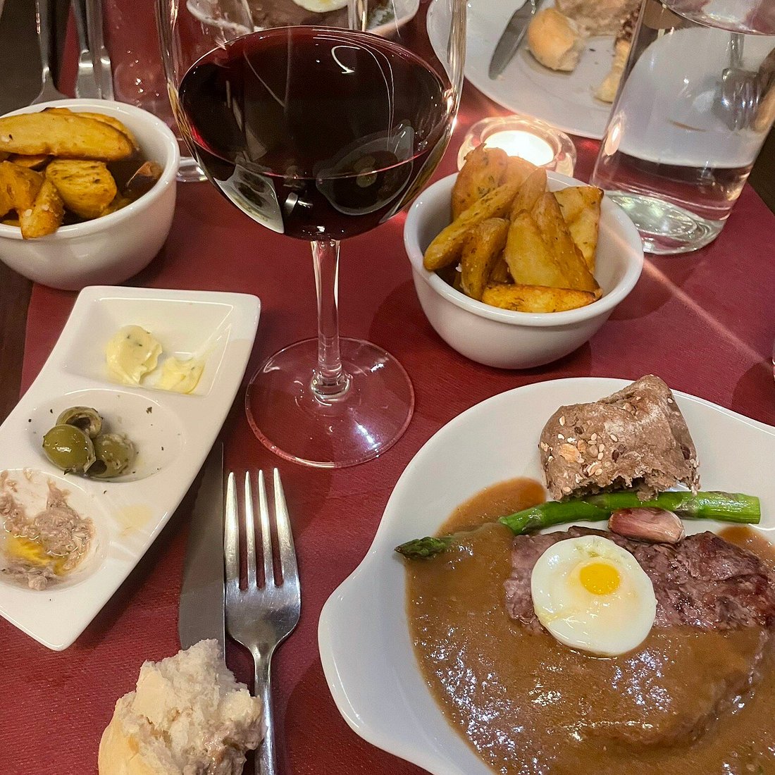 Mesa de Frades signature dishes Roasted Pork
Codfish Salad
Portuguese Red Wine